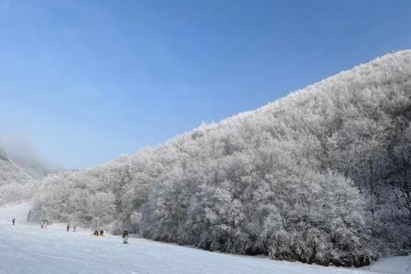 2023北京军都山滑雪场游玩攻略 - 门票价格 - 营业时间 - 教练价格 - 雪道图 - 地址 - 交通 - 天气