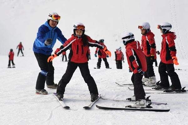 滑雪培训班收费标准一般多少钱 具体要看你报的是什么班了