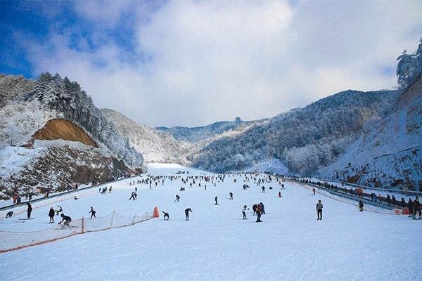 2024大明山万松岭滑雪场旅游攻略 - 门票价格 - 优惠政策 - 开放时间 - 简介 - 交通 - 美食 - 地址 - 电话 - 天气