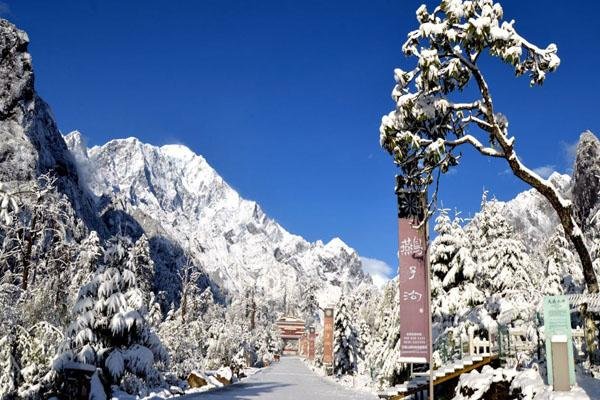 成都周边赏雪自驾游 成都周边自驾游看雪景推荐去哪里